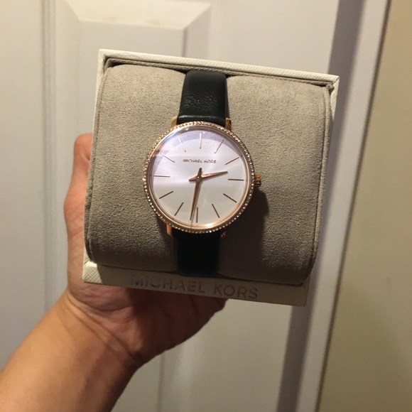 🆕Michael Kors leather strap watch 32mm - Picture 4 of 5